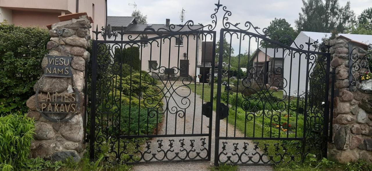 Viesu Nams "Laimes Pakavs" Hotel Straupe Exterior foto